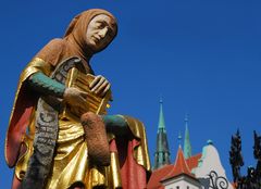 Nachdenklich im Goldenen Brunnen