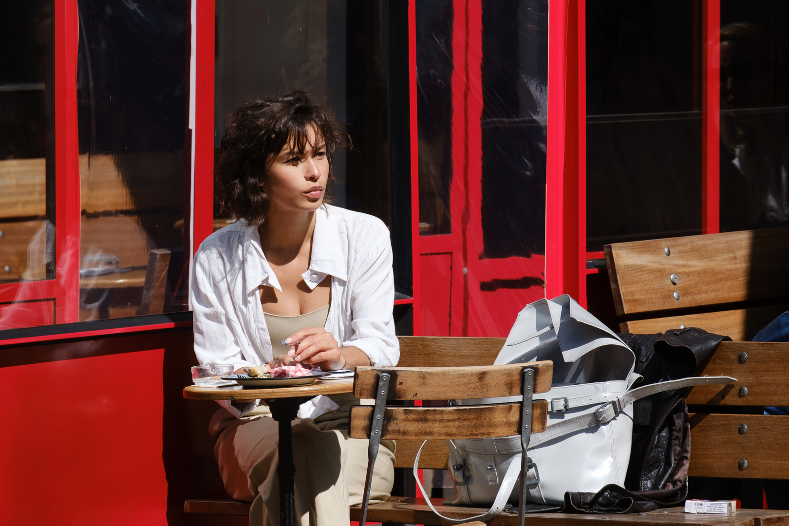 Nachdenklich im Straßencafé, Sommer in Amsterdam