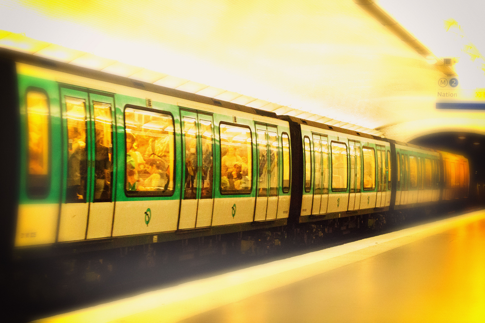 Nachdenklich in der Métro