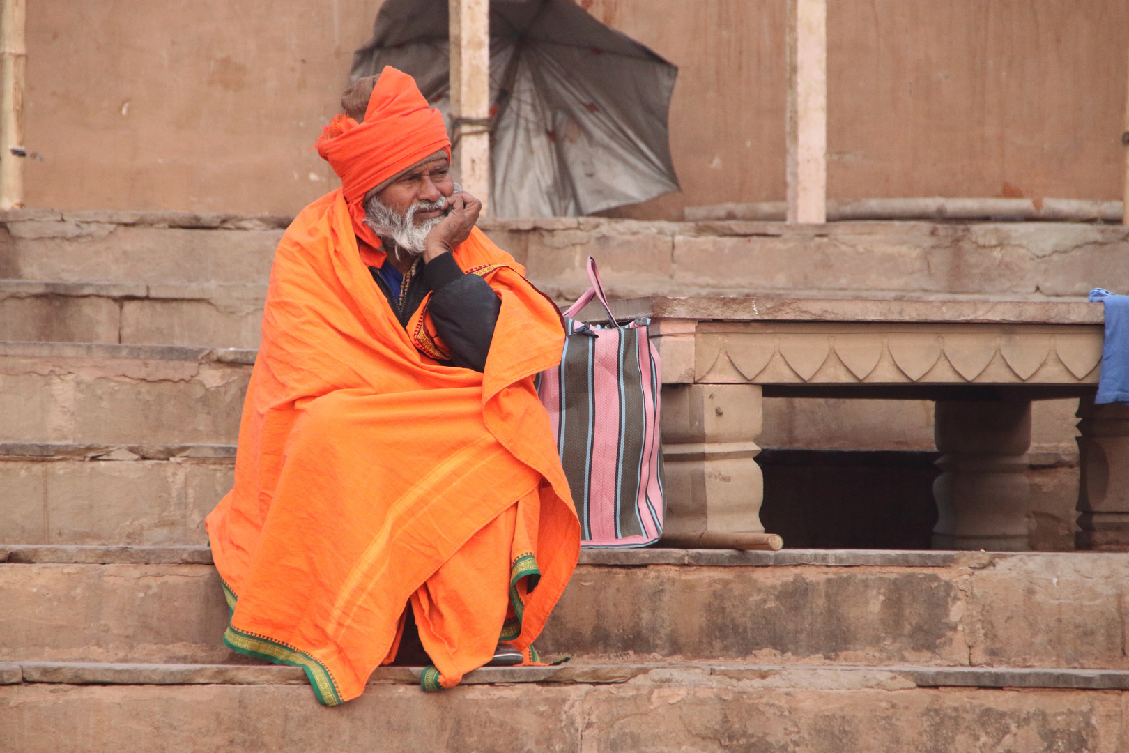 Nachdenklich in Varanasi, Inden