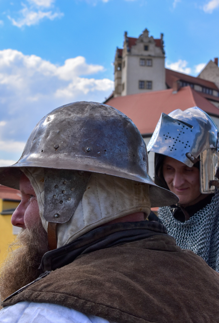 Nachdenkliche Ritter vor dem Kampf