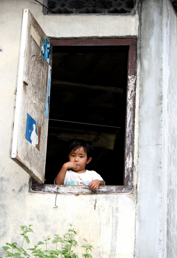 Nachdenklicher Blick aus dem Fenster - gesehen auf Bali