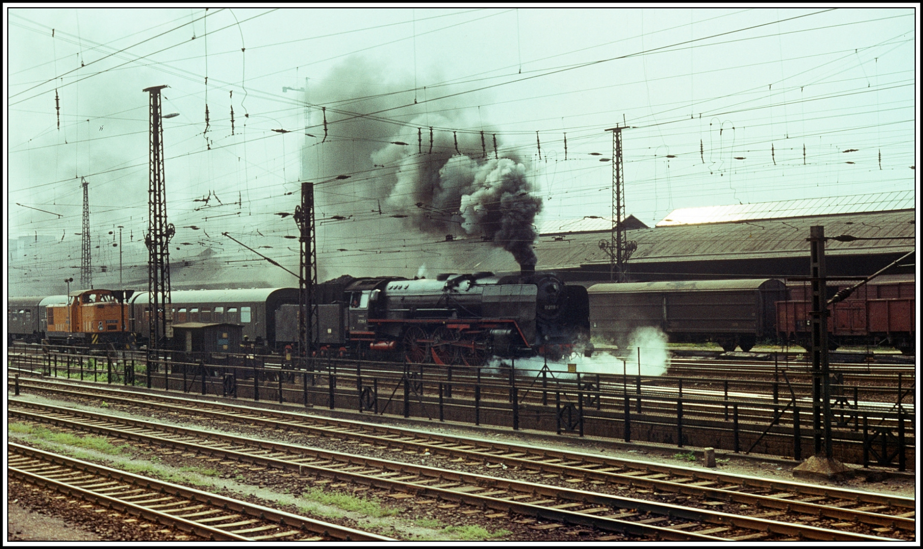 Nachgereicht 01 2118 mit E 805 ausfahrend im Hbf. Leipzig