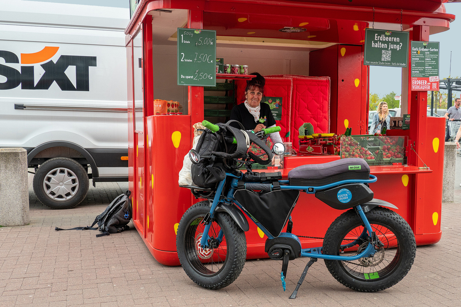 Nachhaltig: Karls Erdbeeren und E-Bike Lil Buddy (1)