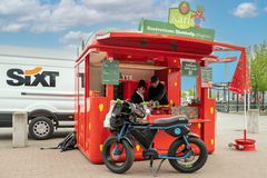 Nachhaltig: Karls Erdbeeren und E-Bike Lil Buddy (2)