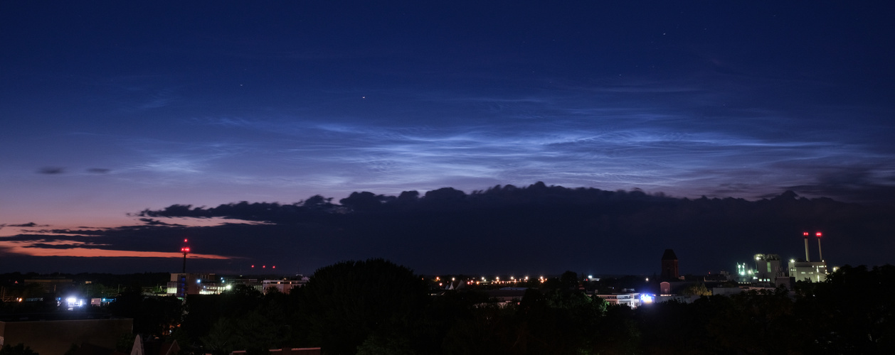 Nachleuchtende Wolken über der Stadt