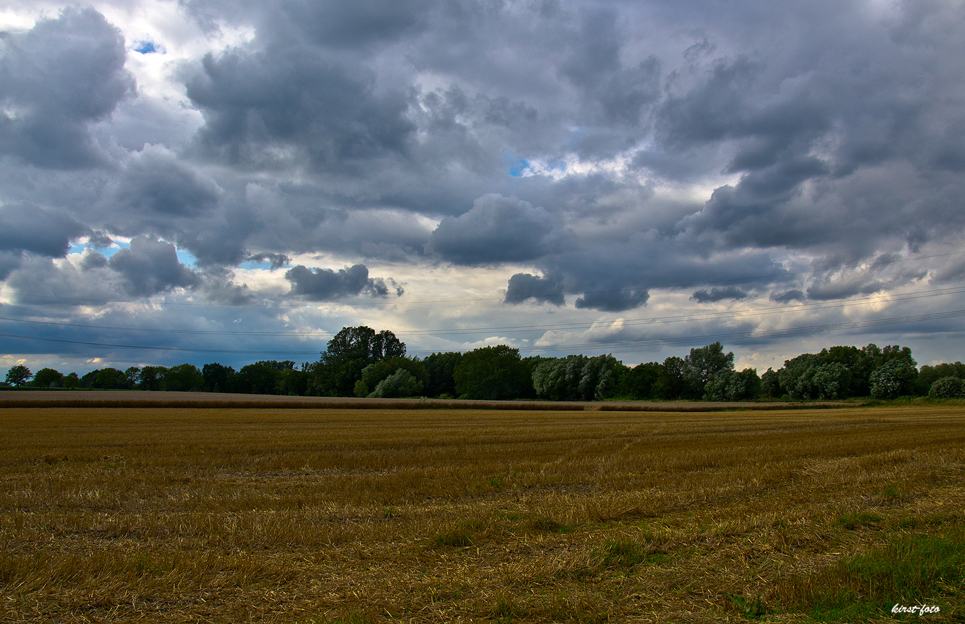 Nachmittaglicher-Spaziergang--unter-freiem-Himel