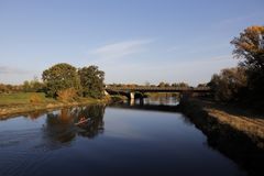 Nachmittagsstimmung in der Muldeaue: Blick zur Autobahnbrücke