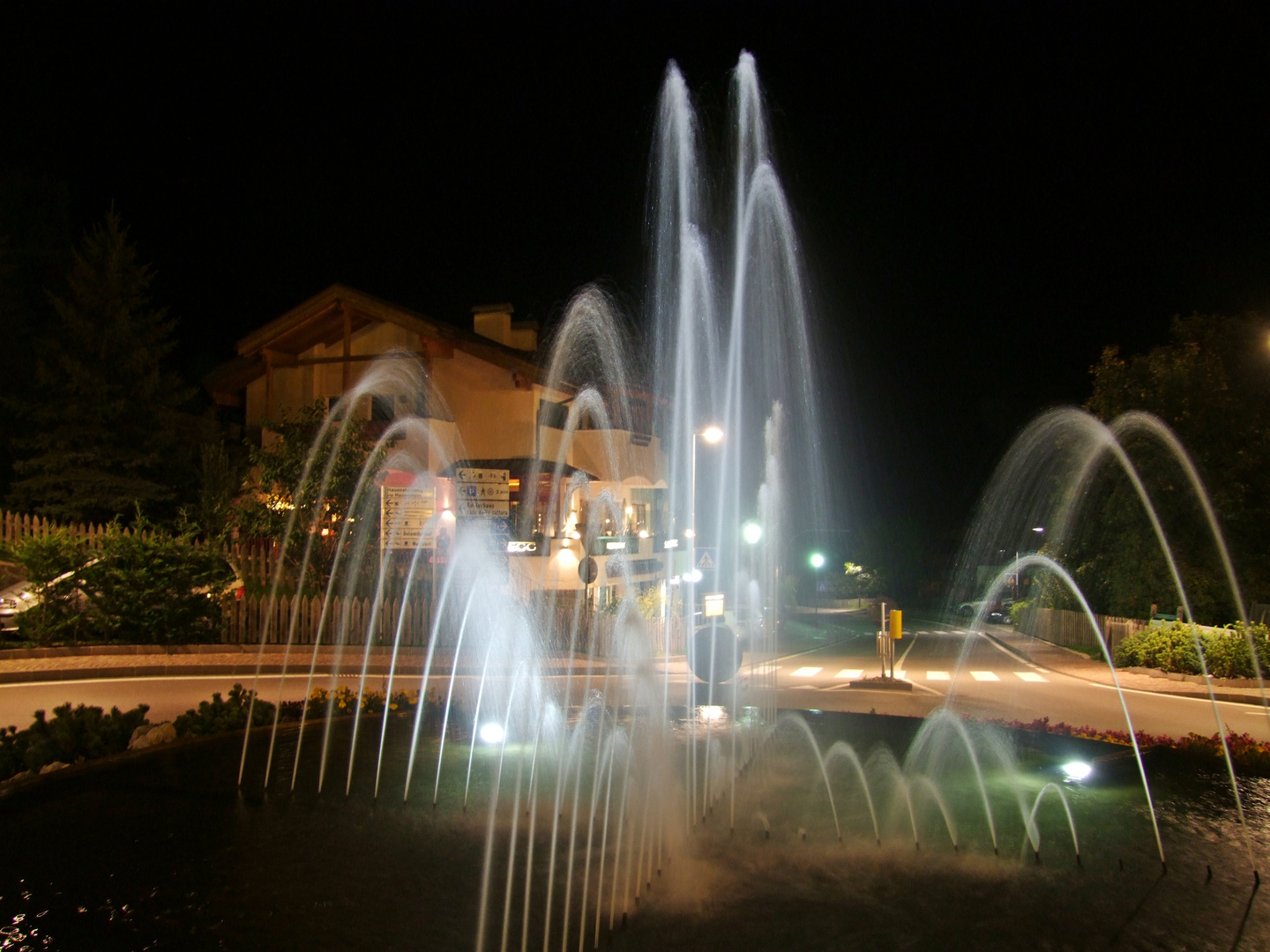 Nacht am Ortseingang von Seis am Schlern