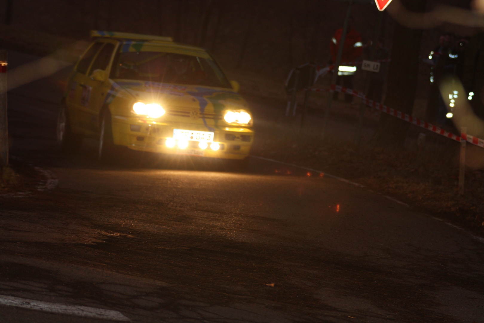 Nacht bei der Rallye ...