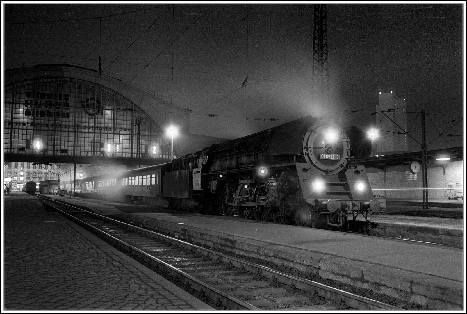 Nacht herrschte bereits vor der Abfahrt des E 807 in Leipzig