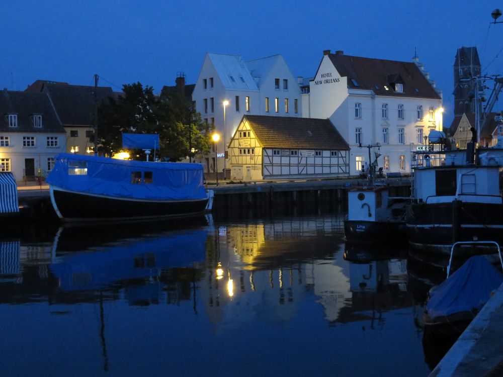 Nacht im alten Hafen von Wismar