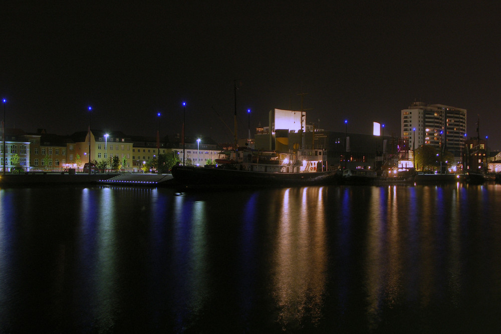 Nacht im "Neuen Hafen" von Bremerhaven.