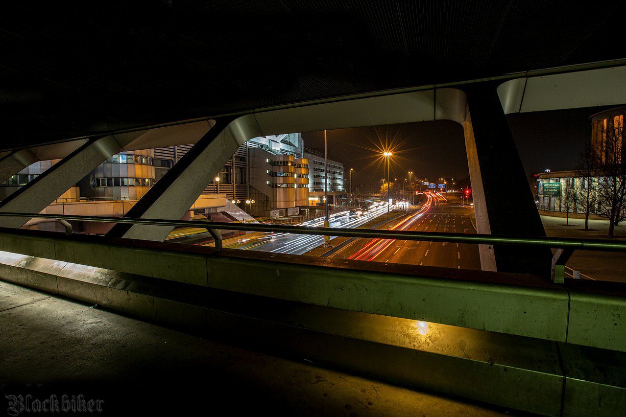 Nacht in Berlin und der Verkehr läuft.