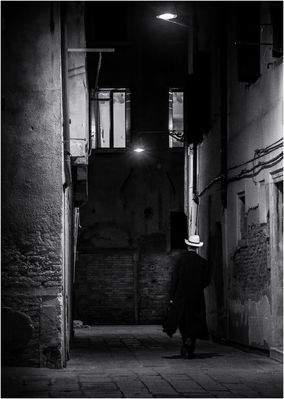 Nacht in den Gassen von Venedig