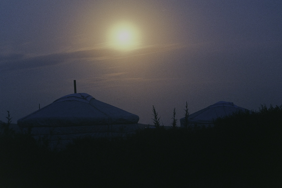 Nacht in einer mongolischen Ger-Ansammlung