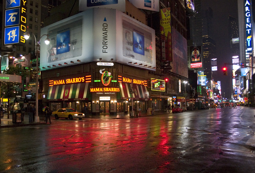 Nacht in New York City nach dem Regen