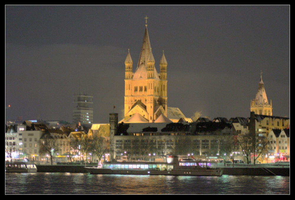 Nacht-Köln-Rheinufer mit Schnee