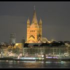 Nacht-Köln-Rheinufer mit Schnee