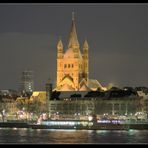 Nacht-Köln-Rheinufer mit Schnee