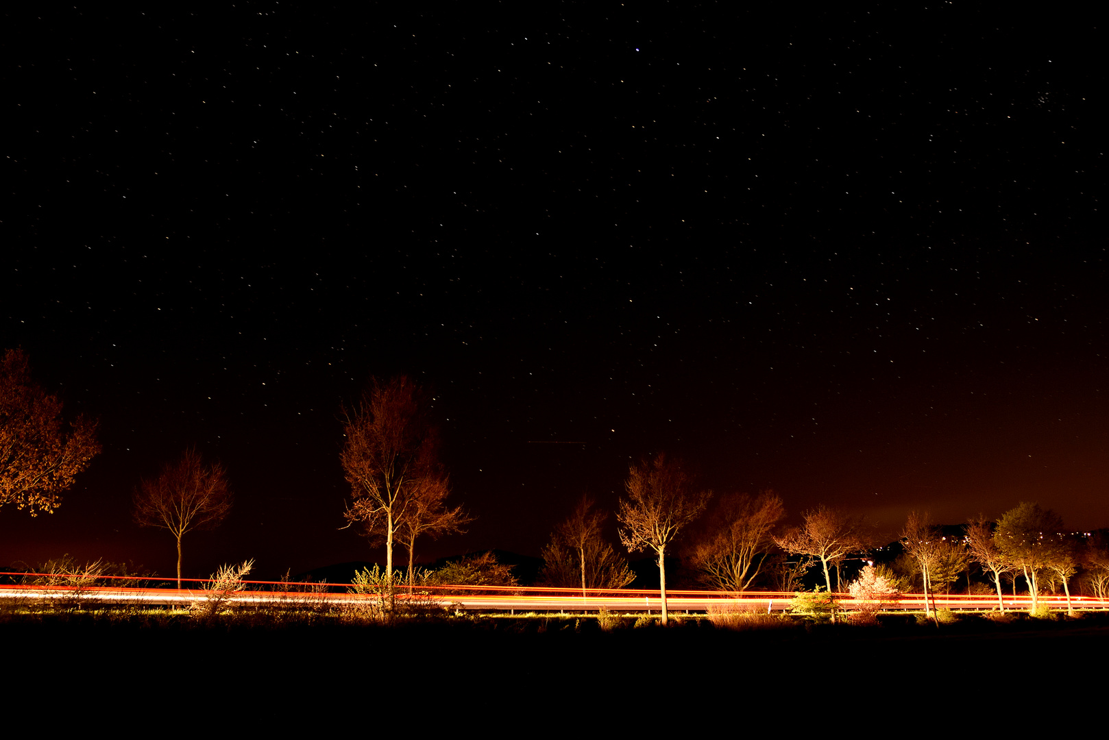 Nacht Langzeitbelichtung einer Strasse