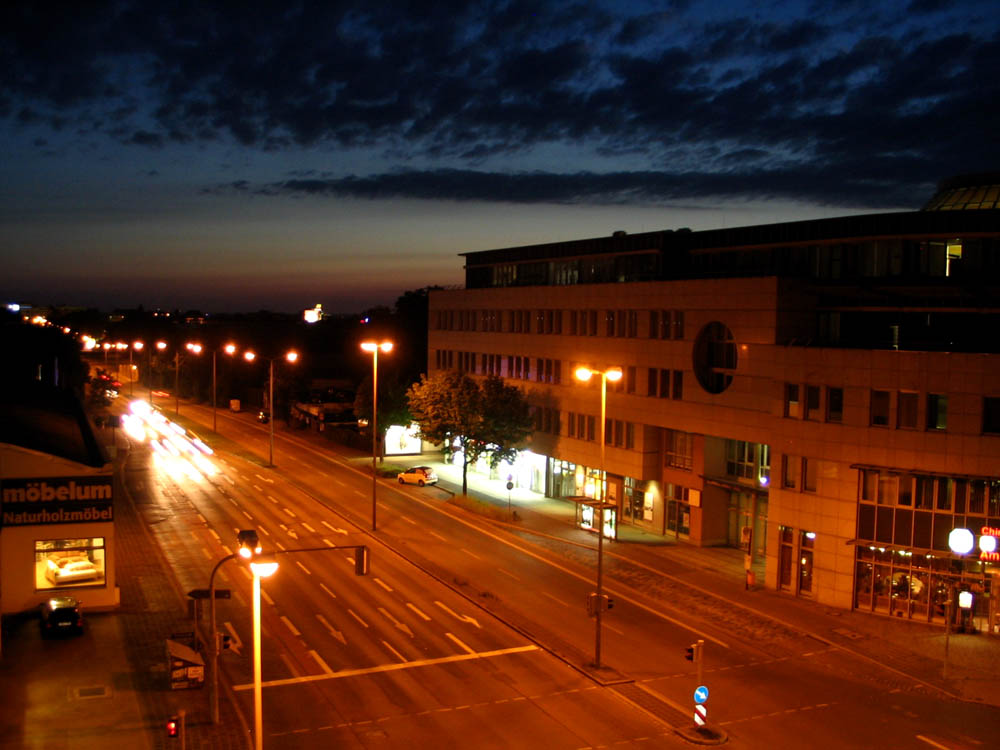 nacht legt sich über die dächer der stadt