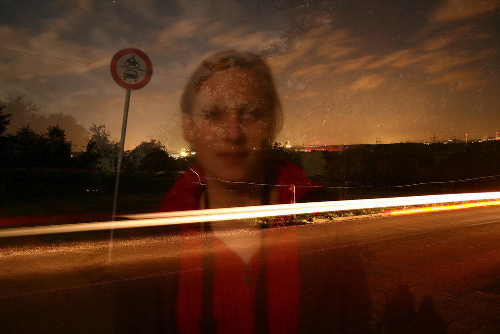 nacht mit baum und strasse