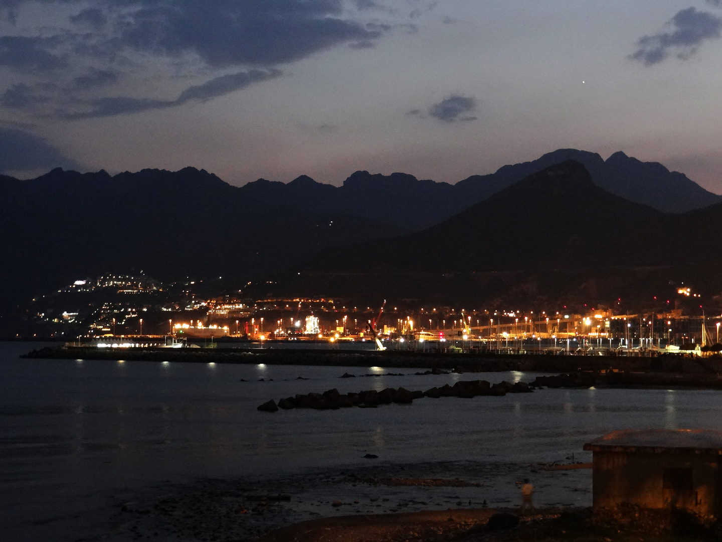 Nacht über dem Hafen von Salerno