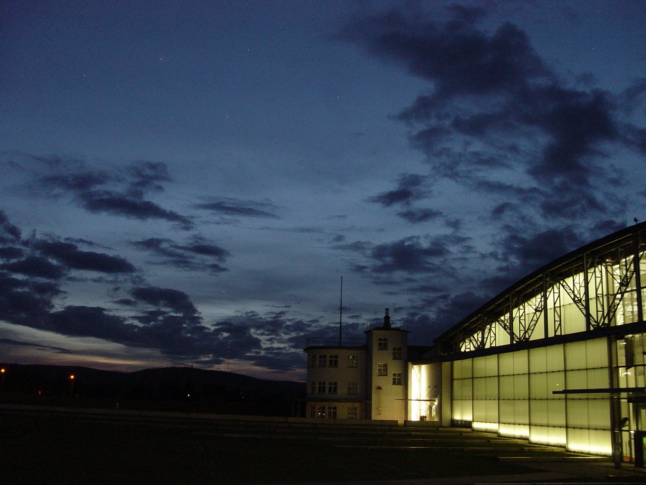 Nacht über dem Hangar von Detmold