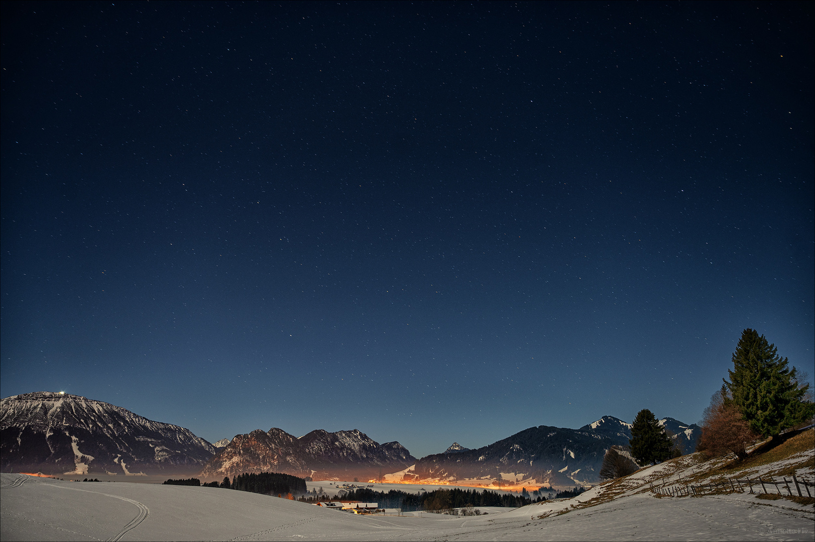 Nacht über den Bergen