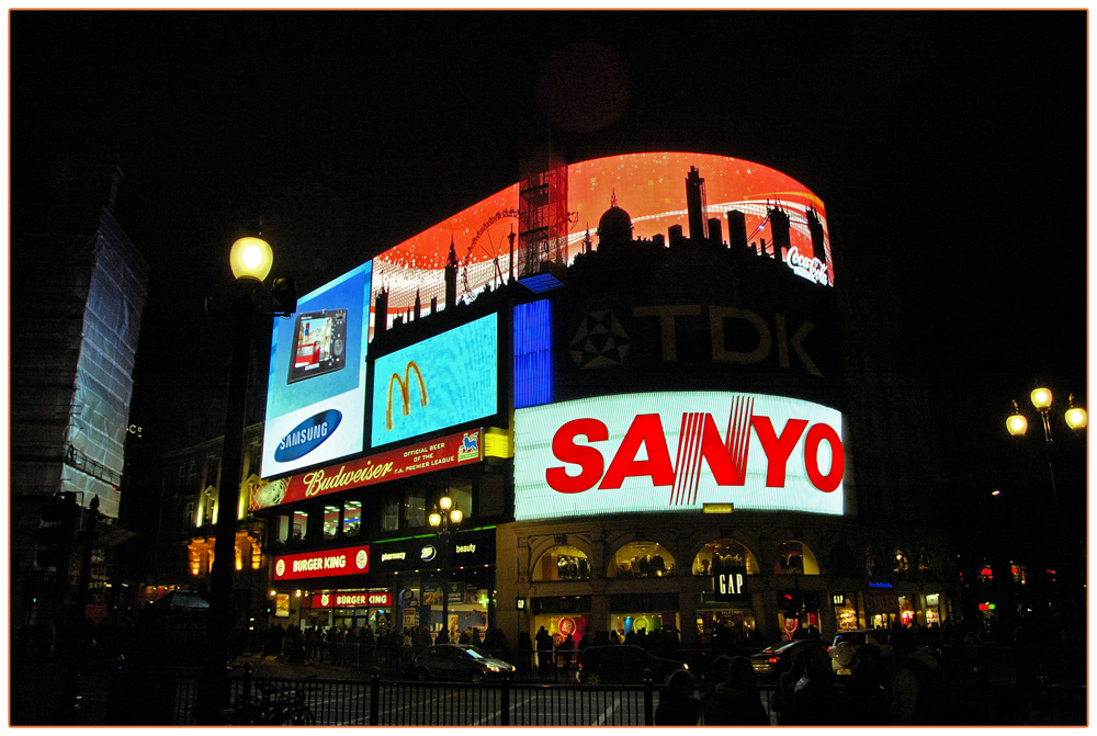 Nachtaufnahme am Piccadilly Circus in London