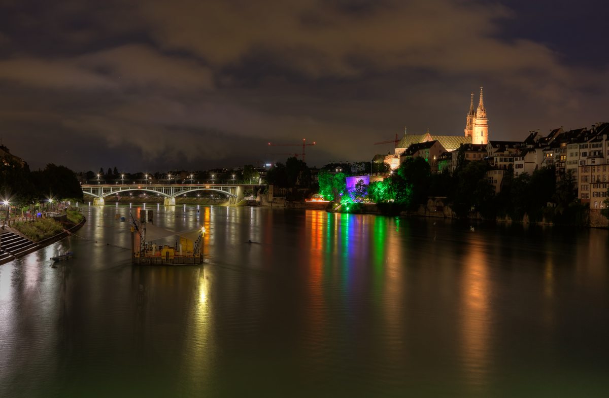 Nachtaufnahme Basler Muenster und Wettsteinbrücke