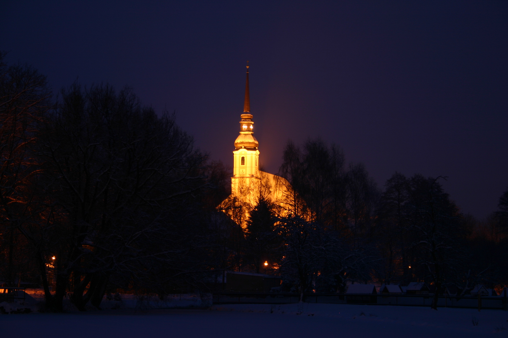 Nachtaufnahme der Cunewalder Kirche im Winter