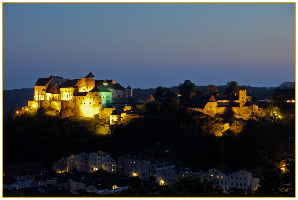 Nachtaufnahme der längsten Burg Europas in Burghausen von der österreichischen Seite