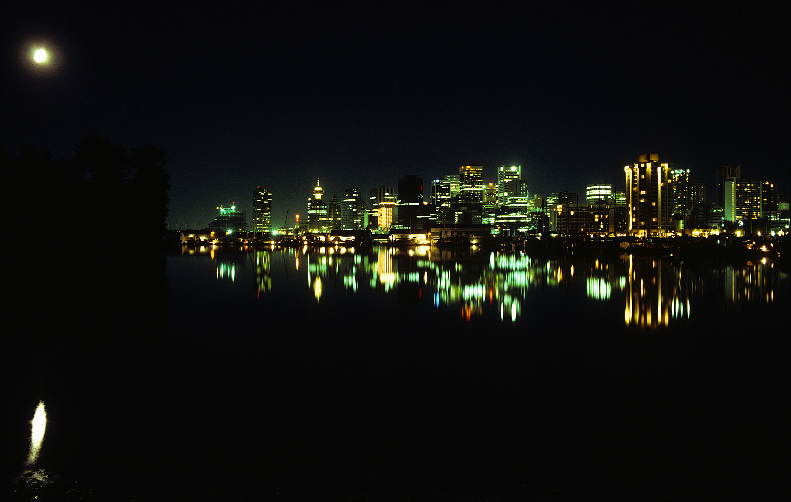 Nachtaufnahme der Skyline von Vancouver im Mondlicht