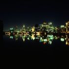 Nachtaufnahme der Skyline von Vancouver im Mondlicht