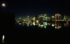 Nachtaufnahme der Skyline von Vancouver im Mondlicht