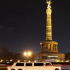 Nachtaufnahme der weißen Trabant Stretchlimousine vor der Siegessäule in Berlin