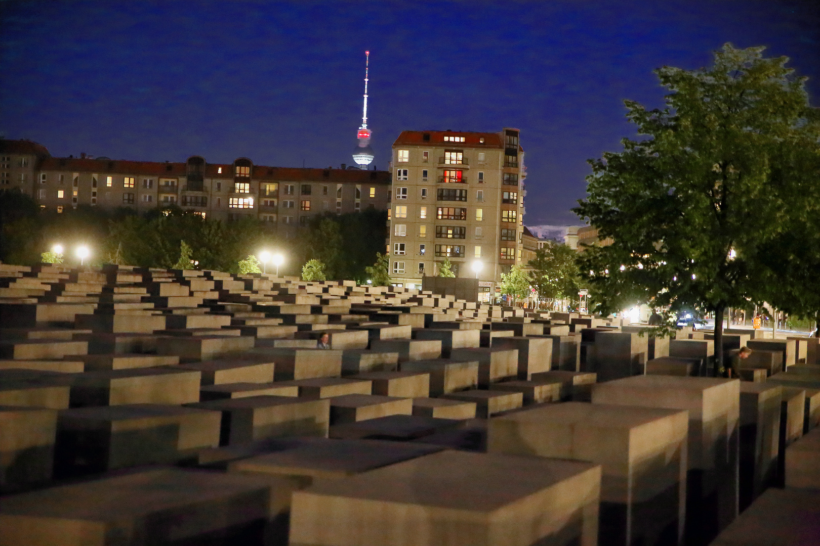 Nachtaufnahme des Holocaust Mahnmals in Berlin