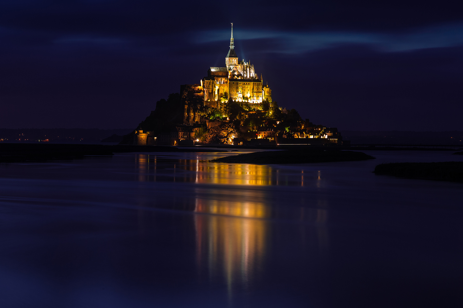 Nachtaufnahme des Klosterbergs Le Mont Saint Michel