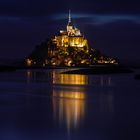 Nachtaufnahme des Klosterbergs Le Mont Saint Michel