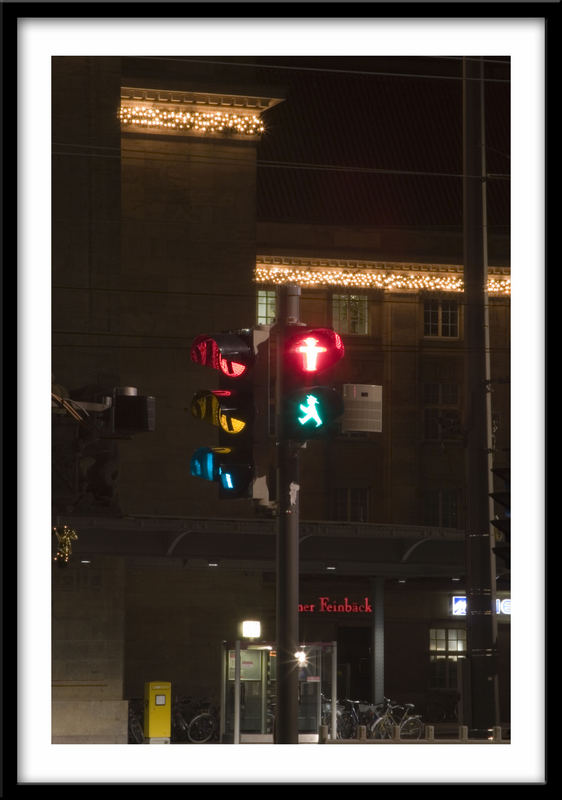 Nachtaufnahme einer Ampel in Leipzig mit Ampelmännchen Ost