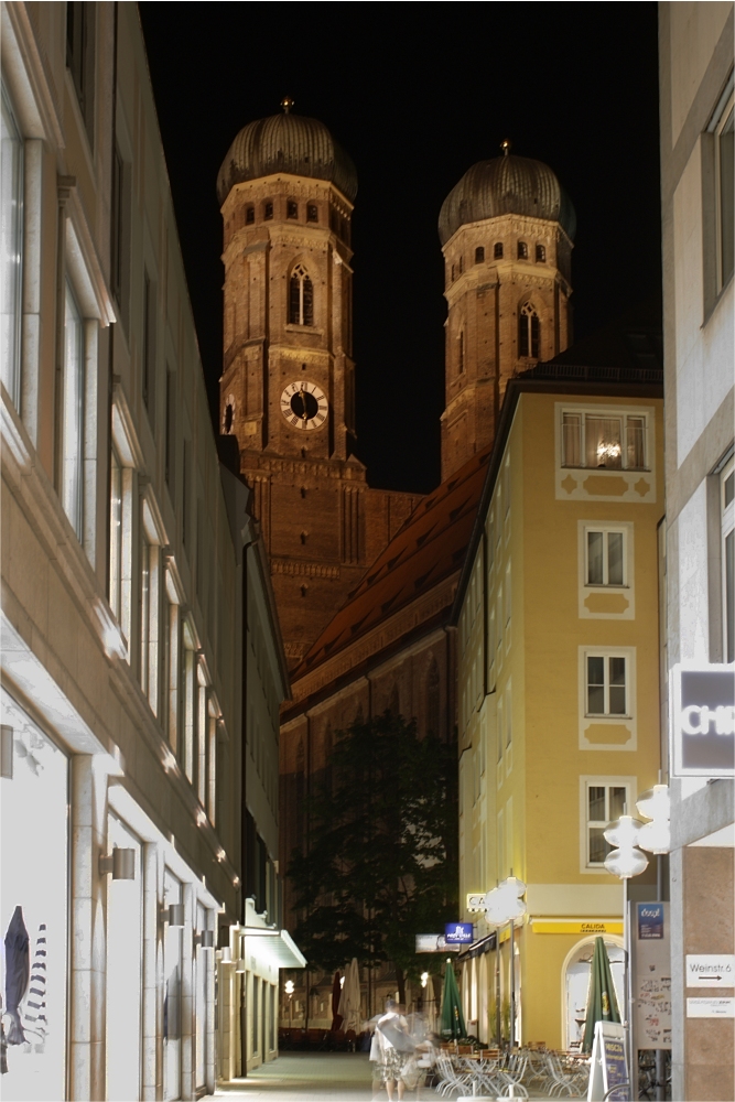 "Nachtaufnahme Frauenkirche München"