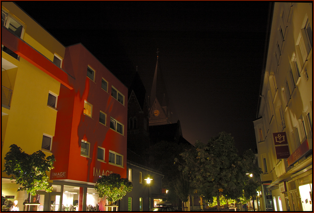 Nachtaufnahme in der Innenstadt von Neheim.