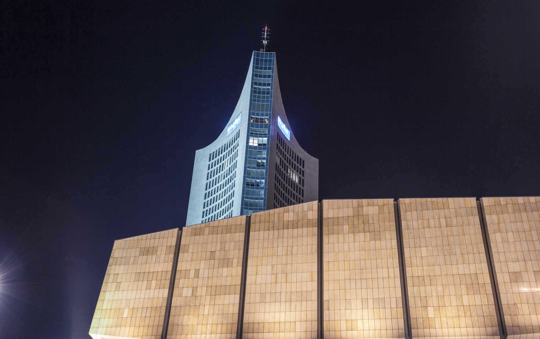 Nachtaufnahme Panorama Tower und Gewandhaus in Leipzig