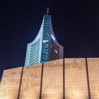 Nachtaufnahme Panorama Tower und Gewandhaus in Leipzig