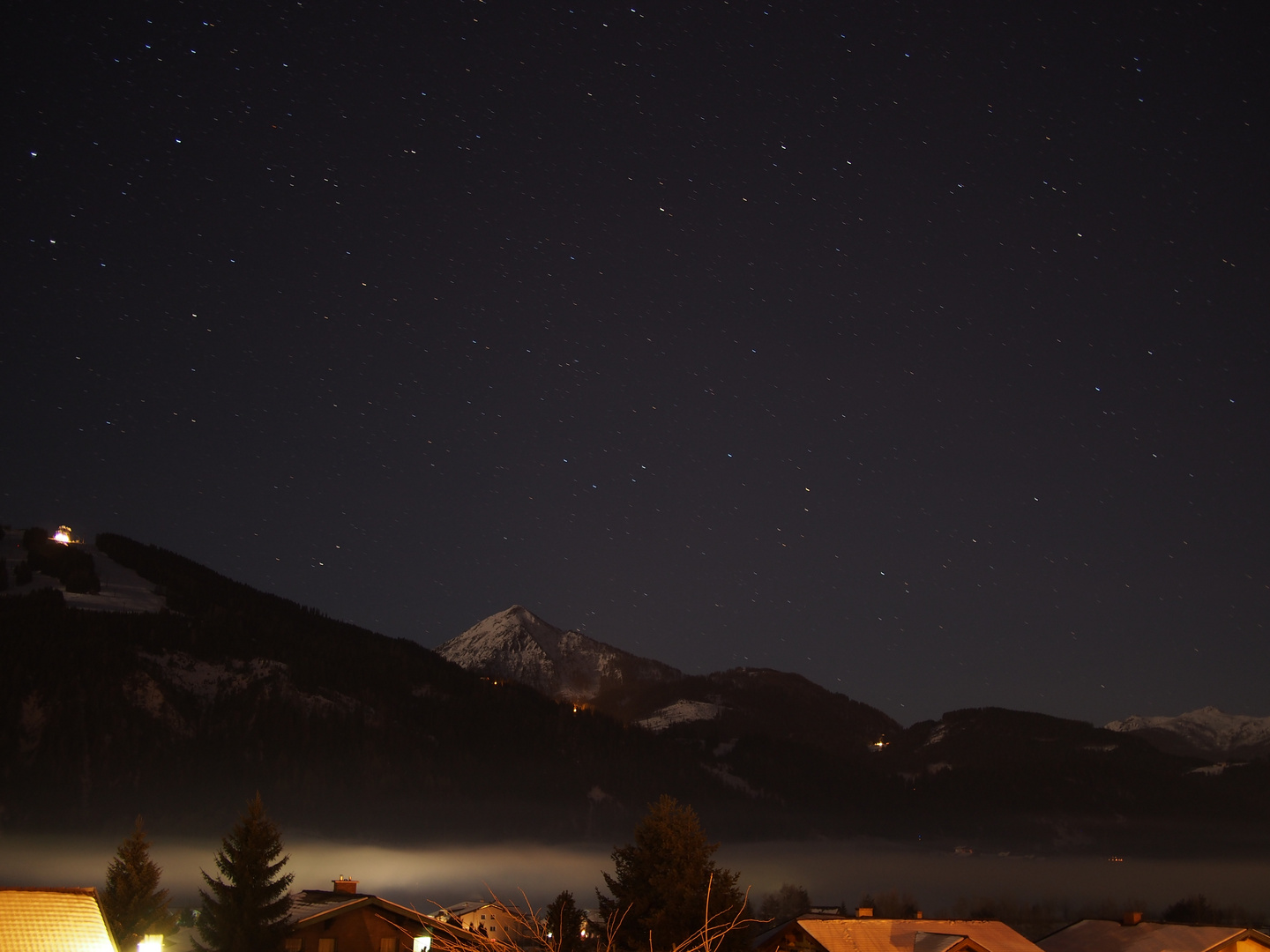 Nachtaufnahme Sterne mit Nebel im Tal