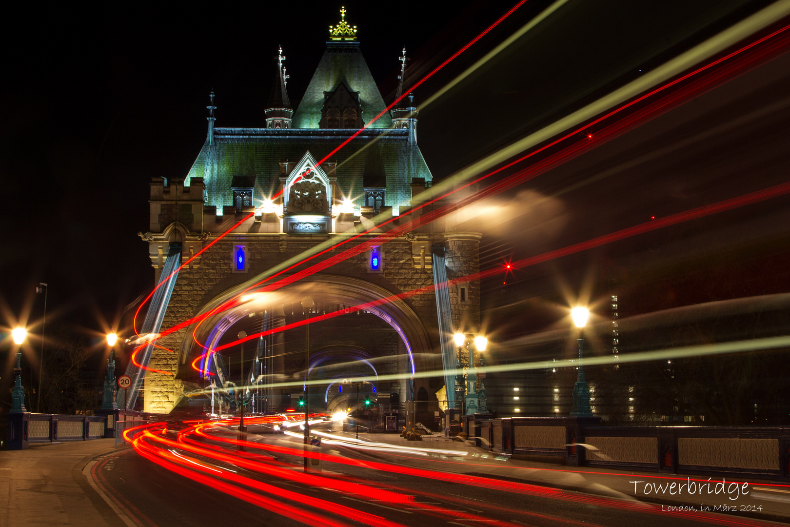 Nachtaufnahme Tower Bridge & Lichter vom Doppeldecker in London