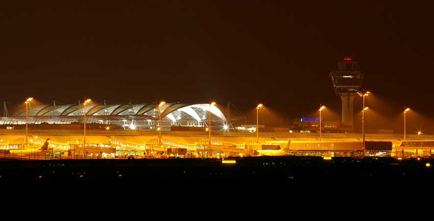 Nachtaufnahme vom Flughafen München