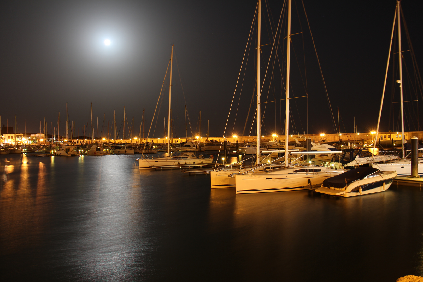 Nachtaufnahme vom Hafen in Playa Blanca